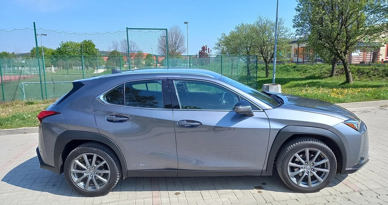 Lexus UX cena 112900 przebieg: 80600, rok produkcji 2019 z Dzierżoniów małe 121